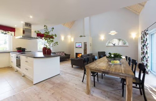 Oberhavel House | Holiday Home 'Ferienhaus Haussee' with Lake View, Private Terrace and Wi-Fi