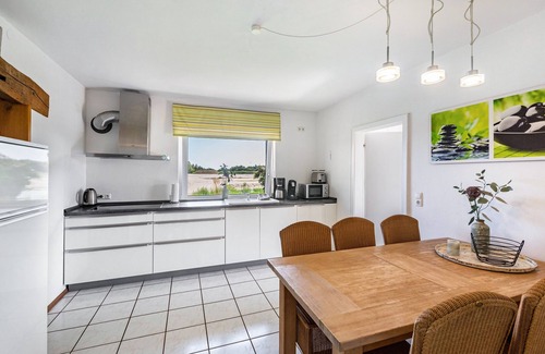 Wachtendonk House | Holiday Home 'Ferienhaus Am See' with Lake View, Private Terrace and Wi-Fi