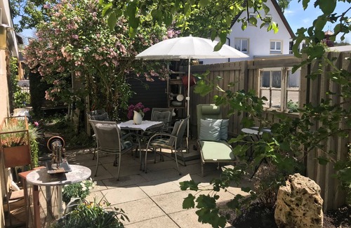 Muensingen House | Holiday Home 'Ferienhaus Schillerstraße' with Private Terrace, Shared Garden and Wi-Fi