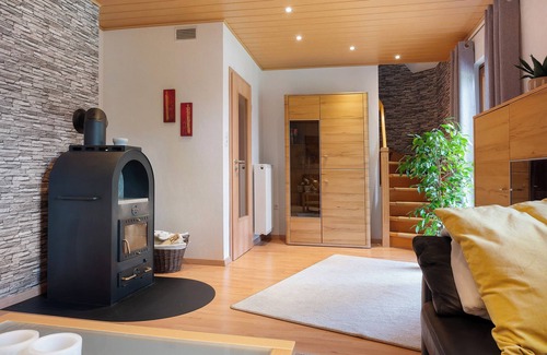 Colnrade House | Holiday Home 'Ferienhaus Thomas' with Shared Terrace, Shared Garden and Wi-Fi