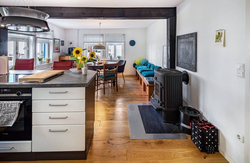 Schotten House | Holiday Home 'Ferienhaus Schotten' with Private Terrace, Private Garden and Wi-Fi