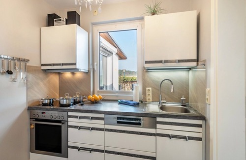 Mustin House | Holiday Home 'Ferienhaus Am See mit Boot' with Private Terrace, Wi-Fi and Air Conditioning