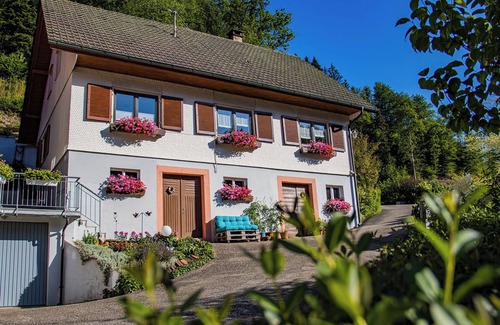 Oppenau Apartment | Holiday Home 'Ferienhaus Niedermättle' with Mountain View, Private Terrace and Wi-Fi