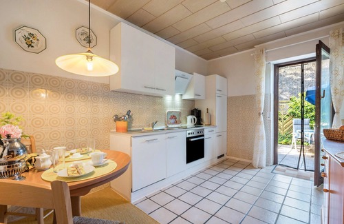 Loyerberg House | Holiday Home 'Ferienwohnung Loy' with Private Terrace, Private Garden and Wi-Fi