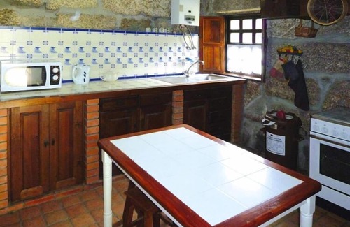 Varzea da Ovelha e Aliviada House | holiday home, Folhada