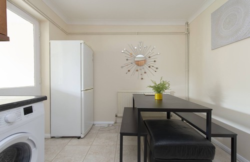 Thamesmead House | HOLIDAY HOME FOR YOU