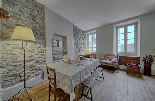 Bagneres-de-Luchon House | Holiday Home 'Maison Familiale' with Mountain View and Wi-Fi