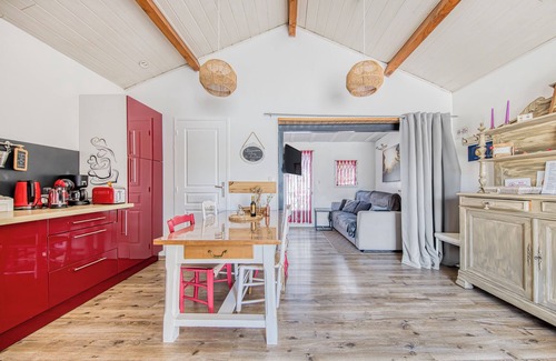 Castelnau-de-Medoc House | Holiday Home 'Chez Les Martin' with Private Terrace, Private Garden and Wi-Fi