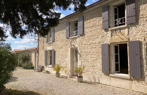 Chaille-les-Marais House | Holiday Home 'L'hébergerie Sablotine' with Private Pool, Private Terrace and Wi-Fi