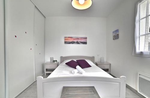 Le Chateau-d'Oleron House | Holiday Home L'Instant Vert by Interhome
