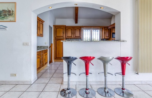 Saint-Gely-du-Fesc Apartment | Holiday Home 'Villa F5 Jardin, Piscine' with Private Pool, Private Terrace and Wi-Fi