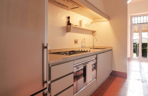 Cortona Apartment | Holiday Home 'Frantoio 6 Luxury' with Shared Pool, Wi-Fi and Air Conditioning