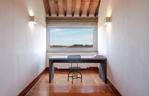 Cortona Apartment | Holiday Home 'Frantoio 6 Luxury' with Shared Pool, Wi-Fi and Air Conditioning