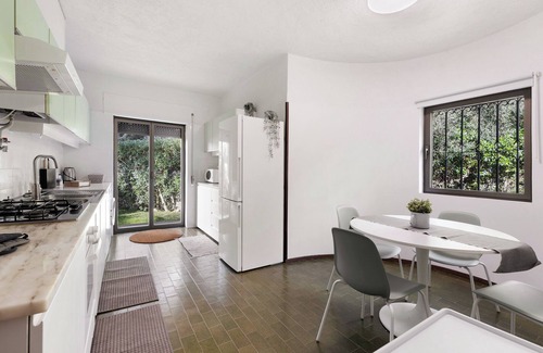 Charneca House | Holiday Home 'Garden House' with Private Garden, Wi-Fi and Air Conditioning