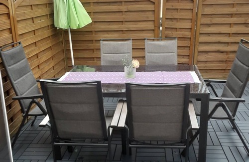 Laugna House | Holiday Home 'Garten Der Ruhe' with Balcony and Wi-Fi