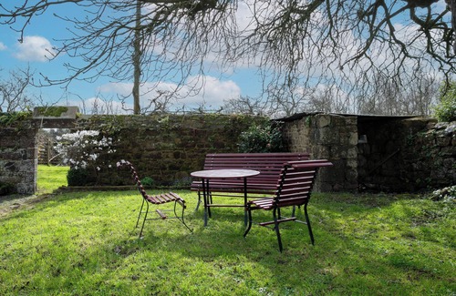 Prat House | Holiday Home 'Gite 1' with Shared Pool, Private Terrace and Wi-Fi
