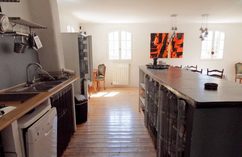 Soleilhas House | Holiday Home 'Gite Des Restanques' with Mountain View, Private Terrace and Wi-Fi