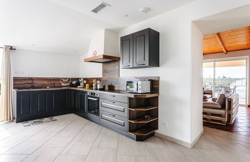 Marans House | Holiday Home 'Gîte Koala' with Private Pool, Wi-Fi and Air Conditioning