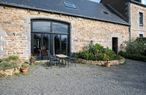 Prat House | Holiday Home 'Gite La Grange 6 Personnes' with Shared Pool, Private Terrace and Wi-Fi