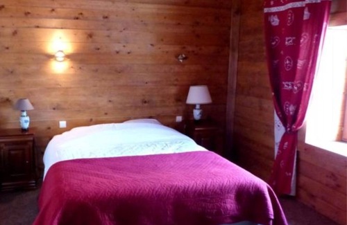 Vaulx House | Holiday Home 'Gite La Salicorne' with Mountain View, Shared Pool and Wi-Fi