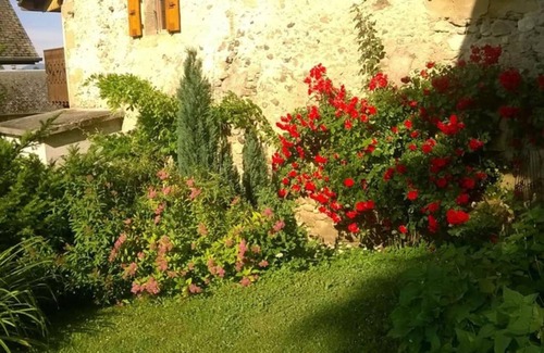 Vaulx House | Holiday Home 'Gite La Salicorne' with Mountain View, Shared Pool and Wi-Fi