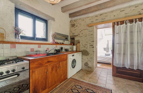 Cuguen House | Holiday Home 'Gite La Villate' with Private Terrace, Private Garden and Wi-Fi