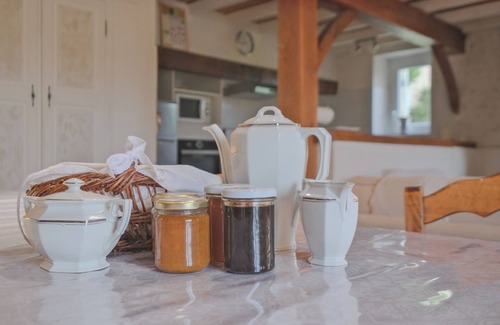 Allemans House | Holiday Home 'Gîte Le Moutat-L'Etable' with Private Terrace, Private Garden and Wi-Fi