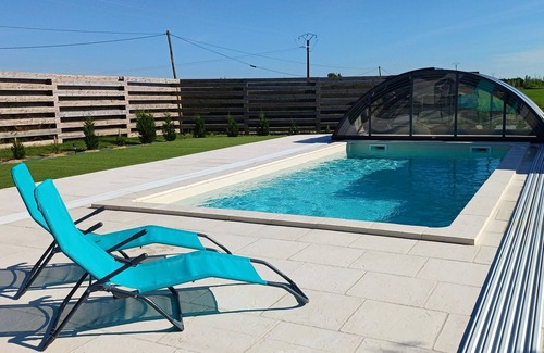 Marans House | Holiday Home 'Gîte Les 2 Fontaines' with Private Pool, Wi-Fi and Air Conditioning