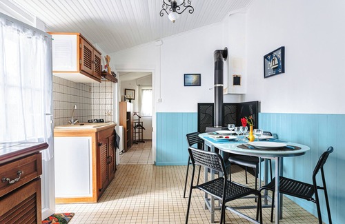 Marennes House | Holiday Home 'Gite Les Mouettes' with Shared Pool, Shared Terrace and Wi-Fi