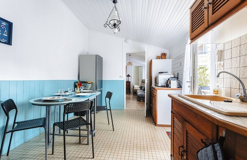 Marennes House | Holiday Home 'Gite Les Mouettes' with Shared Pool, Shared Terrace and Wi-Fi