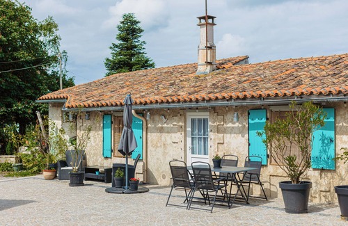 Marennes House | Holiday Home 'Gite Les Mouettes' with Shared Pool, Shared Terrace and Wi-Fi