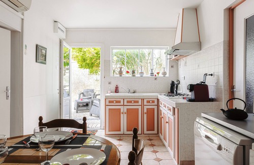 Marennes House | Holiday Home 'Gite Les Cigognes' with Shared Pool, Wi-Fi and Air Conditioning