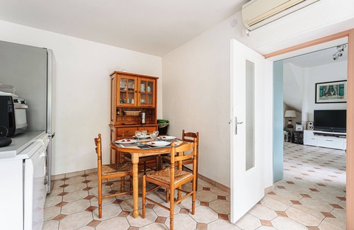 Marennes House | Holiday Home 'Gite Les Cigognes' with Shared Pool, Wi-Fi and Air Conditioning