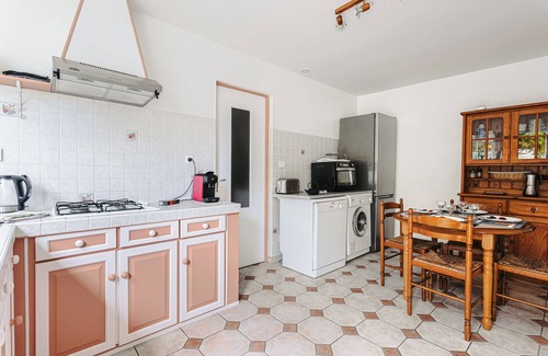 Marennes House | Holiday Home 'Gite Les Cigognes' with Shared Pool, Wi-Fi and Air Conditioning