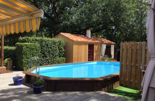 Nalliers House | Holiday Home 'Gîte Les Iris Nalliers' with Shared Pool, Shared Terrace and Wi-Fi
