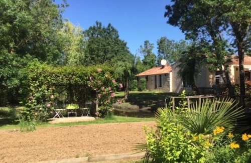 Nalliers House | Holiday Home 'Gîte Les Iris Nalliers' with Shared Pool, Shared Terrace and Wi-Fi