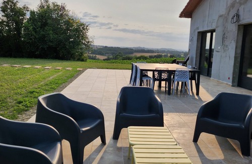 Maurens House | Holiday Home 'Gite Les Hauts D'En Perrin' with Mountain View, Wi-Fi and Air Conditioning