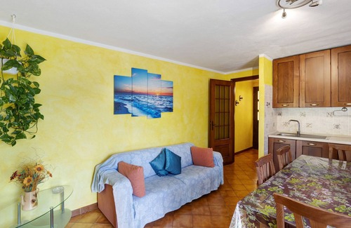 Moano Apartment | Holiday Home Green House with Mountain View, Garden & Wi-Fi