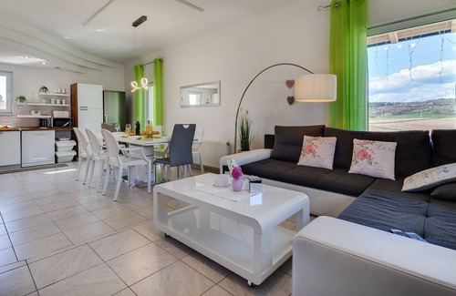 Brinje House | Holiday Home Green Gold - Six Bedroom with Pool