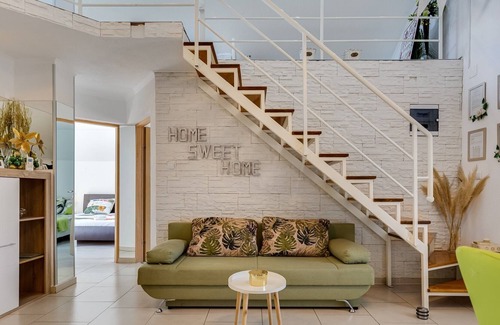 Brinje House | Holiday Home Green Gold - Six Bedroom with Pool