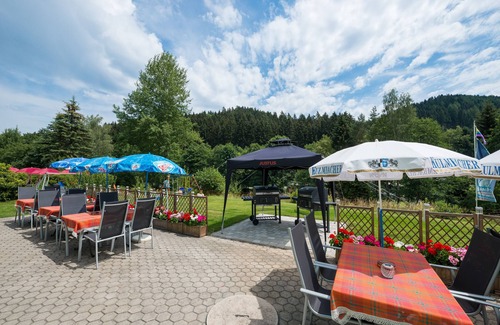 Warmensteinach House | Holiday Home 'Gruppenferienhaus Dressel' with Mountain View, Shared Terrace and Wi-Fi