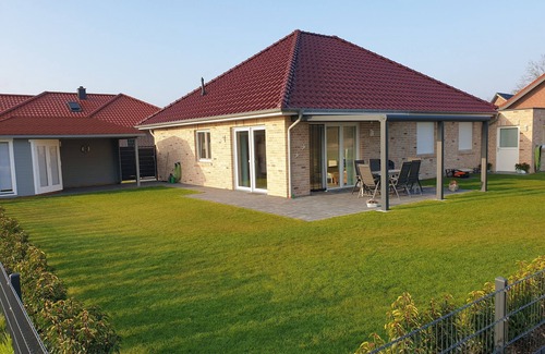 Walchum House | Holiday Home "Haus Seestern" with Lake View, Private Terrace and Wi-Fi