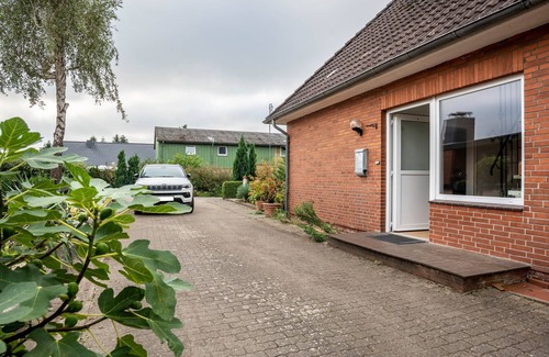 Pahlen House | Holiday Home 'Haus Sonnenschein' with Private Terrace, Private Garden and Wi-Fi