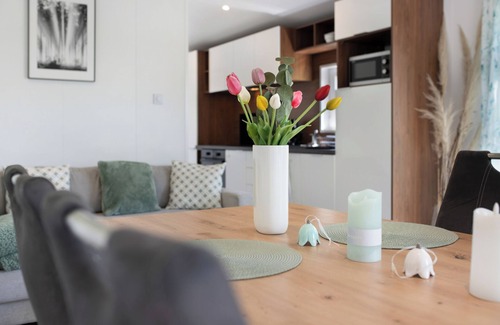 Hessenburg House | Holiday Home 'Haus Waldblick' with Private Terrace, Shared Garden and Wi-Fi