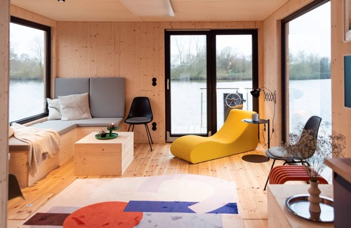 Moorfleet House | Holiday Home 'Hausboot Off An Schöner Dove Elbe' with Private Terrace and Wi-Fi