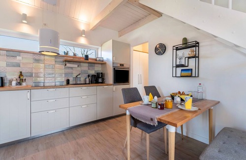 Woehrden House | Holiday Home 'Helgohuus' with Private Terrace, Private Garden and Wi-Fi
