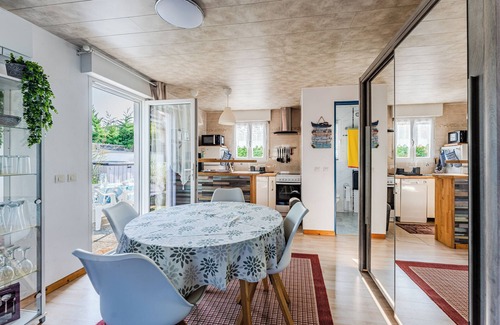 Gujan-Mestras House | Holiday Home 'Henriela - Studio 2 Personnes' with Private Terrace, Wi-Fi and Air Conditioning