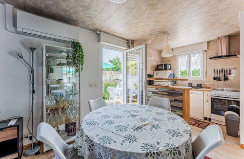 Gujan-Mestras House | Holiday Home 'Henriela - Studio 2 Personnes' with Private Terrace, Wi-Fi and Air Conditioning