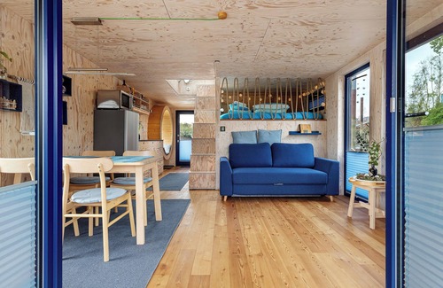 Neuland House | Holiday Home 'Hochwertiges Hausboot Ahoi, Kamin' with Private Terrace and Wi-Fi