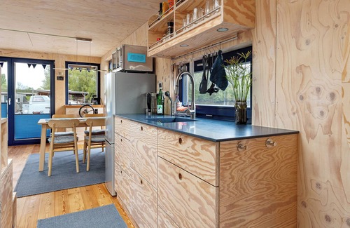 Neuland House | Holiday Home 'Hochwertiges Hausboot Ahoi, Kamin' with Private Terrace and Wi-Fi